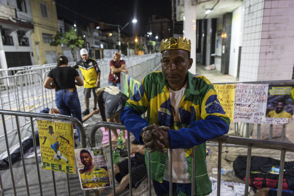 Pelé: corpo do Rei chega à Vila Belmiro com homenagens de fãs e torcedores