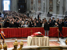 Bento XVI é velado no Vaticano com fila de milhares de fiéis