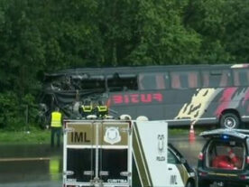 Grave acidente entre ônibus e carreta na BR-277 deixa uma pessoa morta