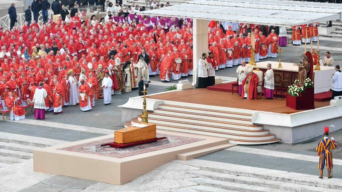 Sob liderança de Papa Francisco, Vaticano se despede de Bento XVI
