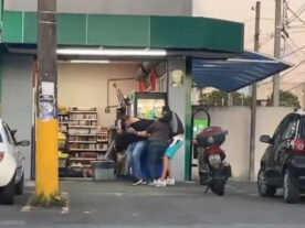 Polícia procura por assaltantes de mercado na RMC; vídeo mostra crime