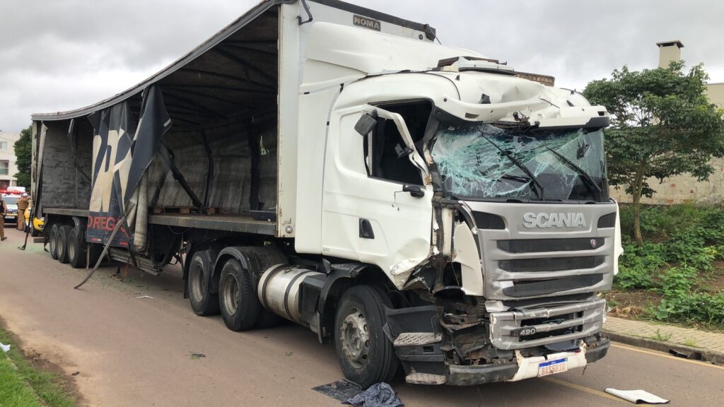 Caminhão desgovernado provoca diversos acidentes em Curitiba; motorista é preso