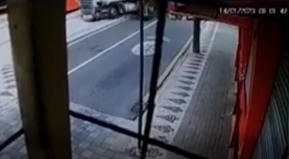 Vídeos mostram caminhão desgovernado por Curitiba; assista