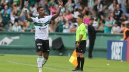Coritiba vence o Aruko com gol no final na estreia do Paranaense