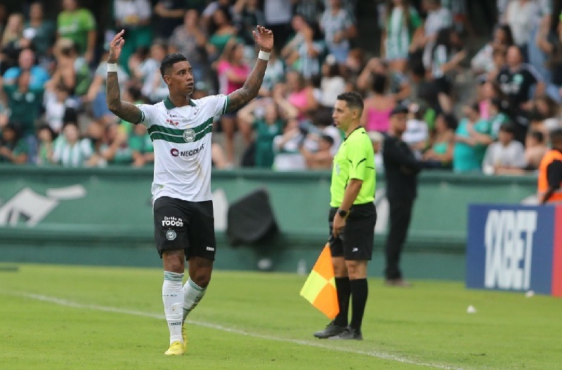 Coritiba vence o Aruko com gol no final na estreia do Paranaense