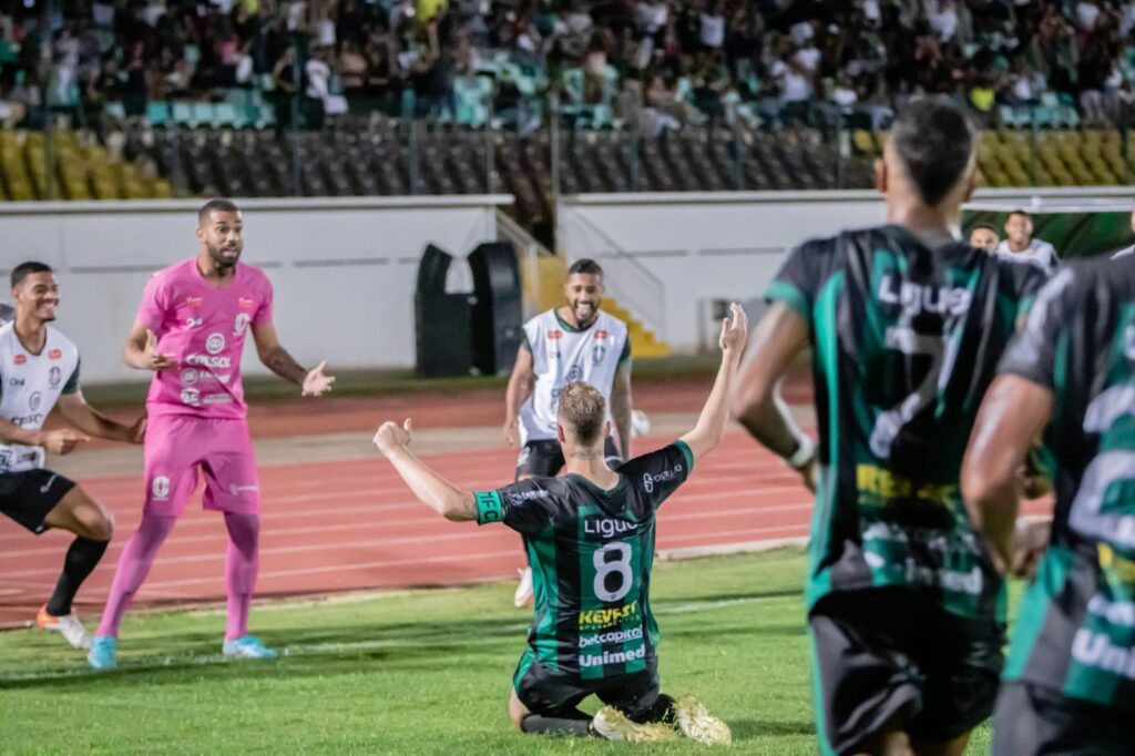 Maringá FC bate o Rio Branco em casa no reencontro com a torcida