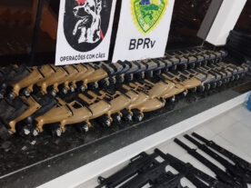 Polícia apreende arsenal de fuzis e pistolas no Paraná