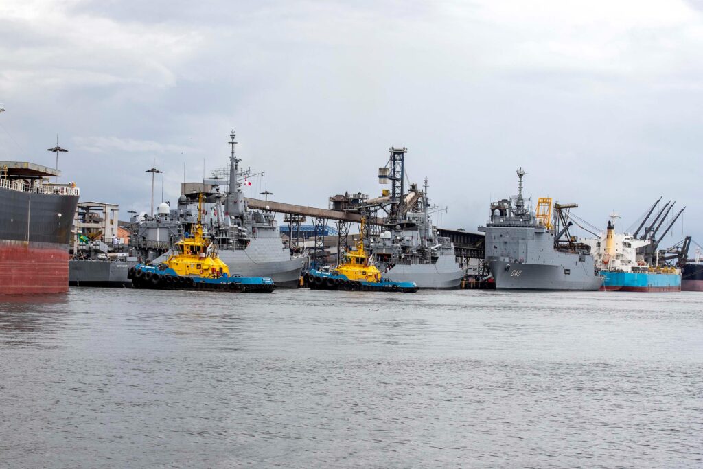 Navios da Marinha, no Porto de Paranaguá, estão abertos para visitação neste sábado