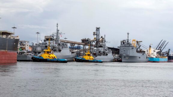 Navios da Marinha, no Porto de Paranaguá, estão abertos para visitação neste sábado