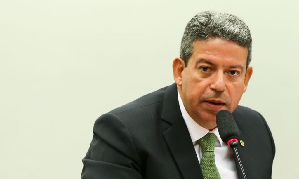 Arthur Lira encaminha reeleição se deslocando de Bolsonaro e com série de gestos a Lula