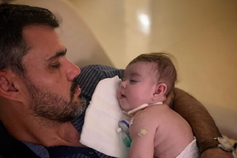 Filha de Juliano Cazarré recebe alta de hospital após sete meses