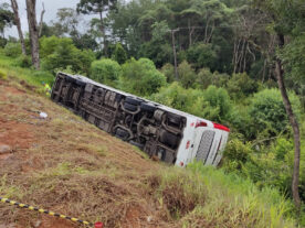 Ônibus tomba na BR-277, no interior do Paraná; sete passageiros mortos