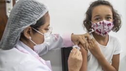 Saúde compra nova remessa de Coronavac para vacinação infantil