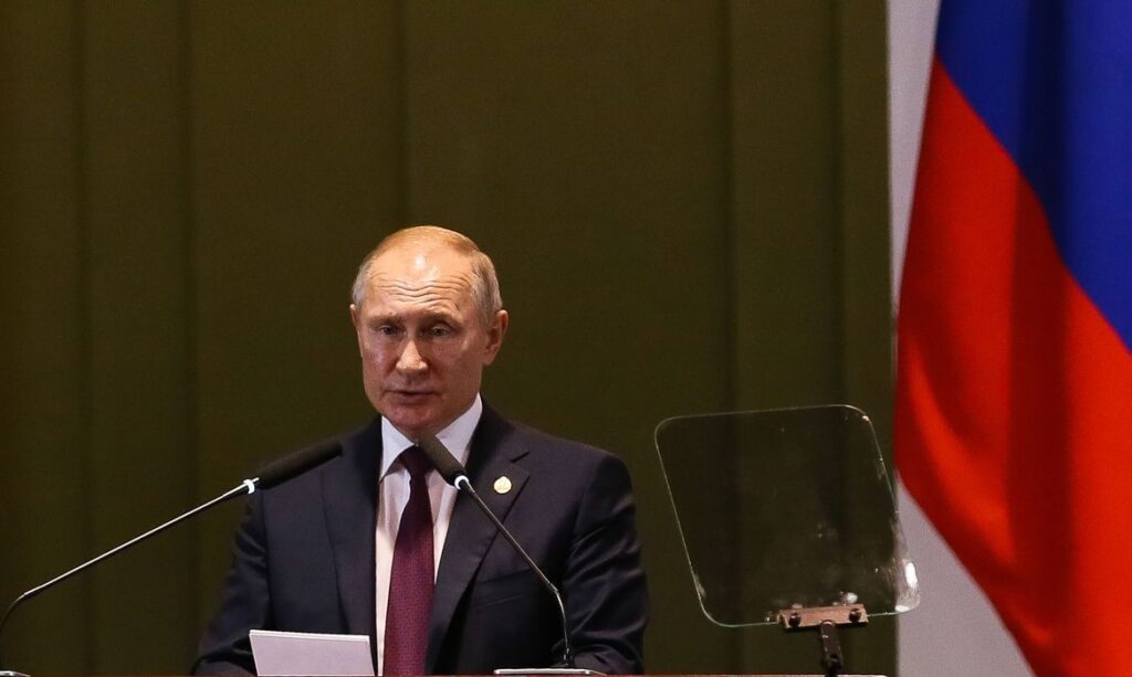 Putin critica EUA e suspende controle de armas nucleares