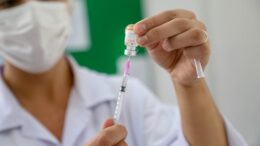Aplicação de vacina contra covid é concentrada em cinco unidades de Curitiba