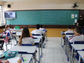Um milhão de alunos retornam hoje às aulas no Paraná