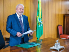Lula admite concorrer à reeleição presidencial em 2026