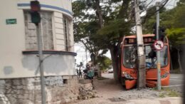 Ônibus bate em poste e deixa bairros sem luz em Curitiba