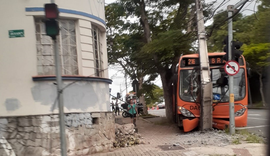 Ônibus bate em poste e deixa bairros sem luz em Curitiba