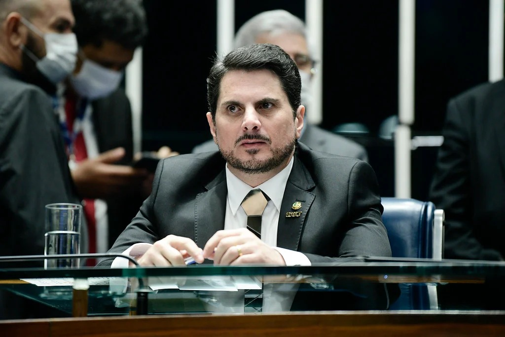 Senador Marcos do Val desiste de renunciar e muda versão sobre Bolsonaro