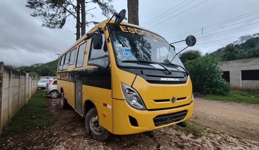 Ônibus escolar sai da pista e deixa alunos feridos no Paraná