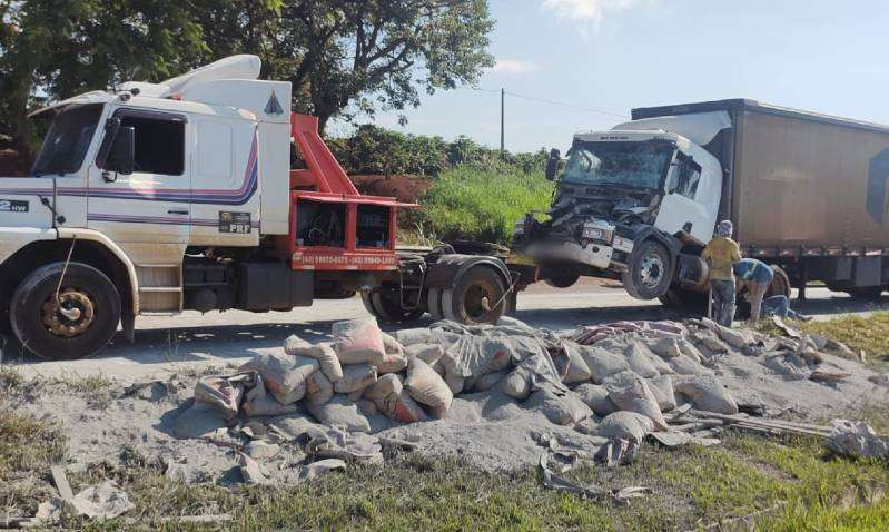 Caminhão carregado com 14 toneladas de cimento tomba na BR-369