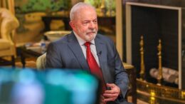 Nos EUA, Lula diz que não pedirá a extradição de Bolsonaro