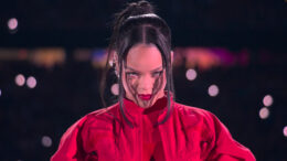 Rihanna: como cantora disfarçou gravidez para anúncio no Super Bowl