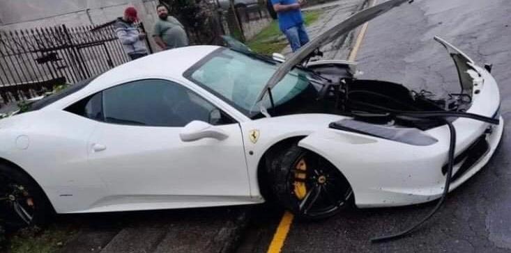 Ferrari avaliada em R$ 2 milhões fica destruída após bater em lixeira, em Curitiba