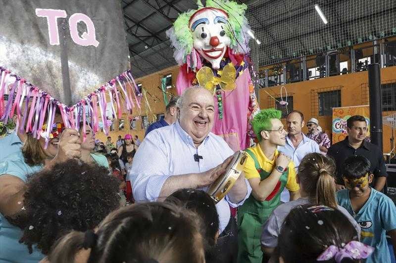 Prefeito Greca apoia e dá show no carnaval curitibano