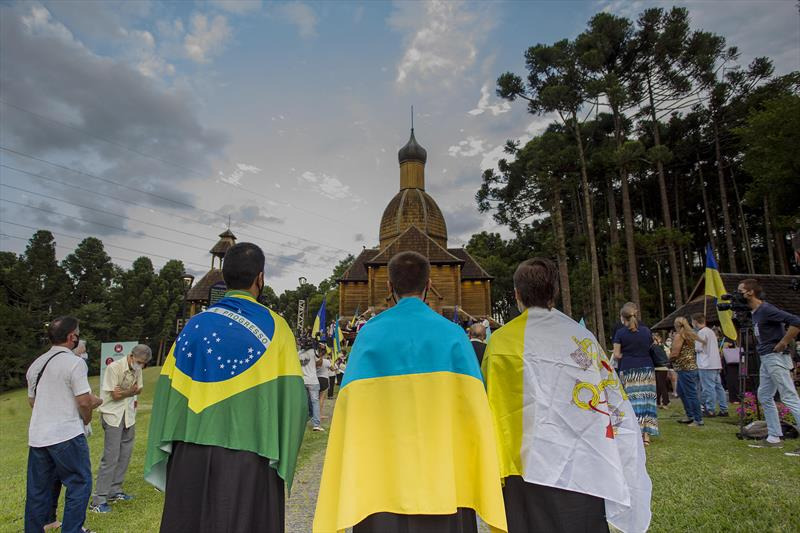 Ato em Curitiba lembra os dois anos da invasão russa à Ucrânia