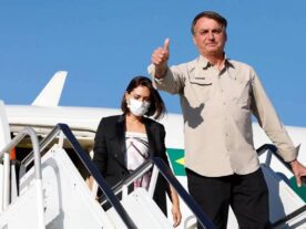 Bolsonaro volta ao Brasil sob pressão de investigações