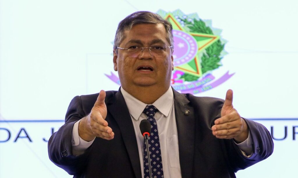 Ministro Flávio Dino entra com notícia-crime contra parlamentares bolsonaristas