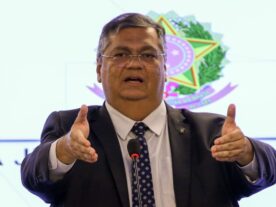 Ministro Flávio Dino entra com notícia-crime contra parlamentares bolsonaristas