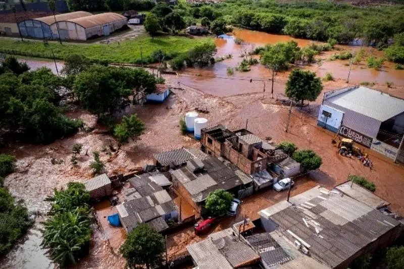 Rio transborda e deixa moradores ilhados em Bandeirantes