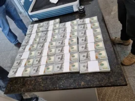 Polícia apreende milhares de dólares em fundo falso de mala, em Foz do Iguaçu