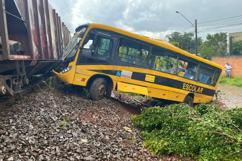 Acidente com ônibus da Apae deixa dois mortos e seis feridos