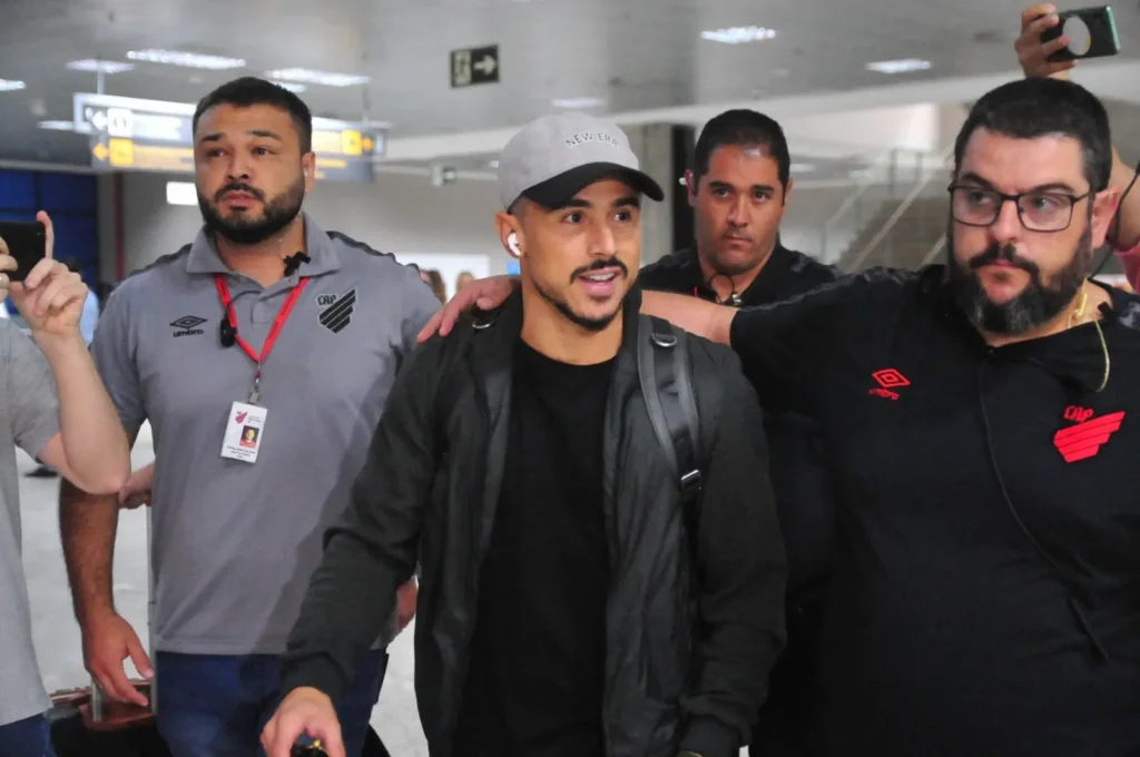 Willian Bigode desembarca em Curitiba para assinar com o Athletico