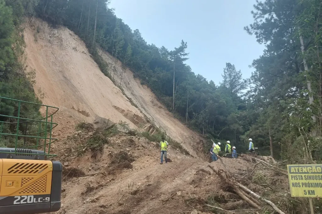PR-092: DER inicia recuperação do trecho após deslizamento de terra