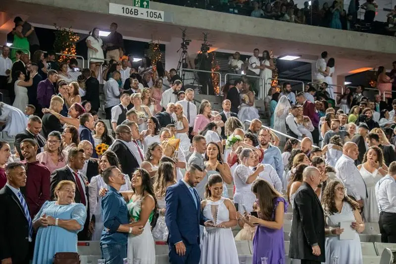 Casamento coletivo: 1.128 casais celebram a união em Curitiba