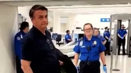 No aeroporto em Orlando, Bolsonaro evita falar sobre joias e volta ao Brasil