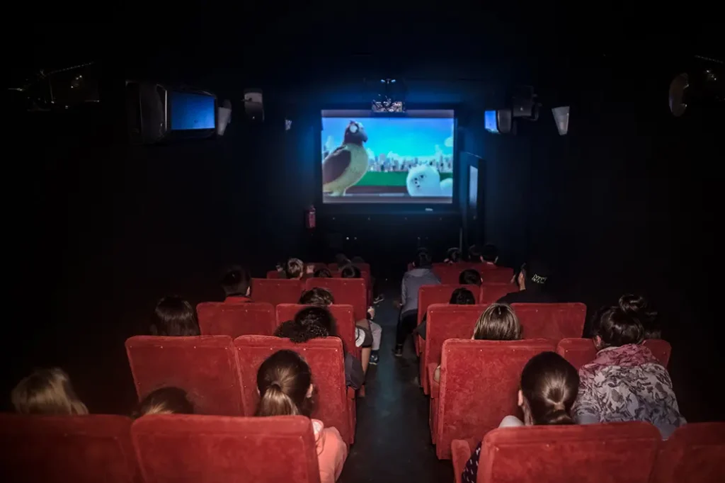 Cinema itinerante leva telona a comunidades dentro de uma carreta