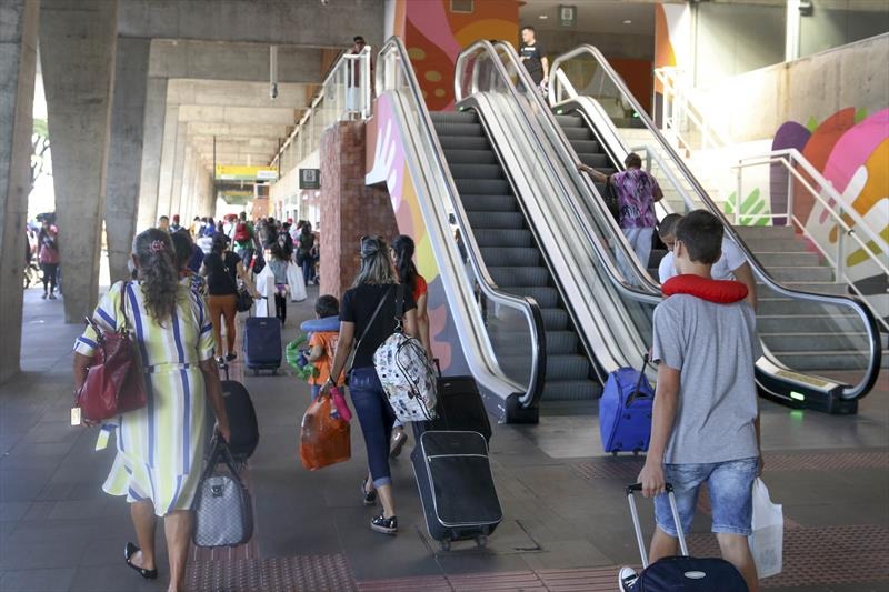 Tiradentes: mais de 30 mil passageiros devem passar pela Rodoviária de Curitiba