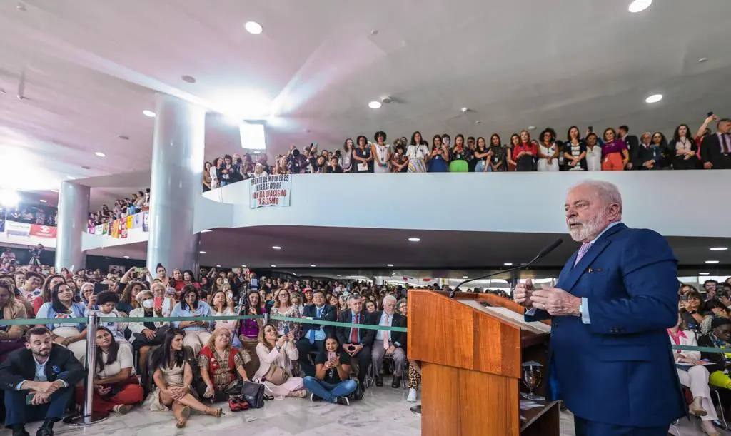 Lula sanciona lei que determina funcionamento 24 horas de delegacias da mulher