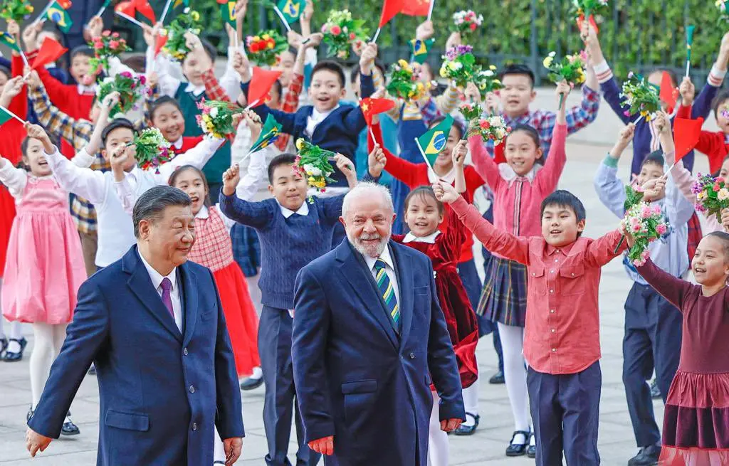 Lula se reúne com Xi Jinping e firma acordos na ordem de R$ 50 bi