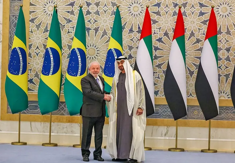 Lula assina acordos com Emirados Árabes Unidos