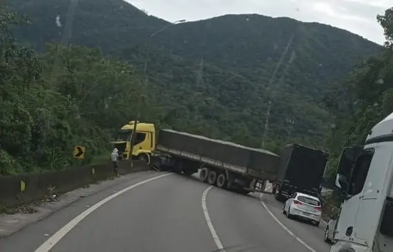 BR-376 é liberada após acidente com caminhão, em Guaratuba