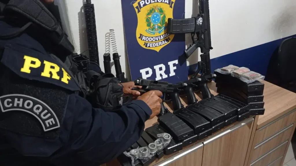 Polícia apreende armamento pesado e drogas na BR-277