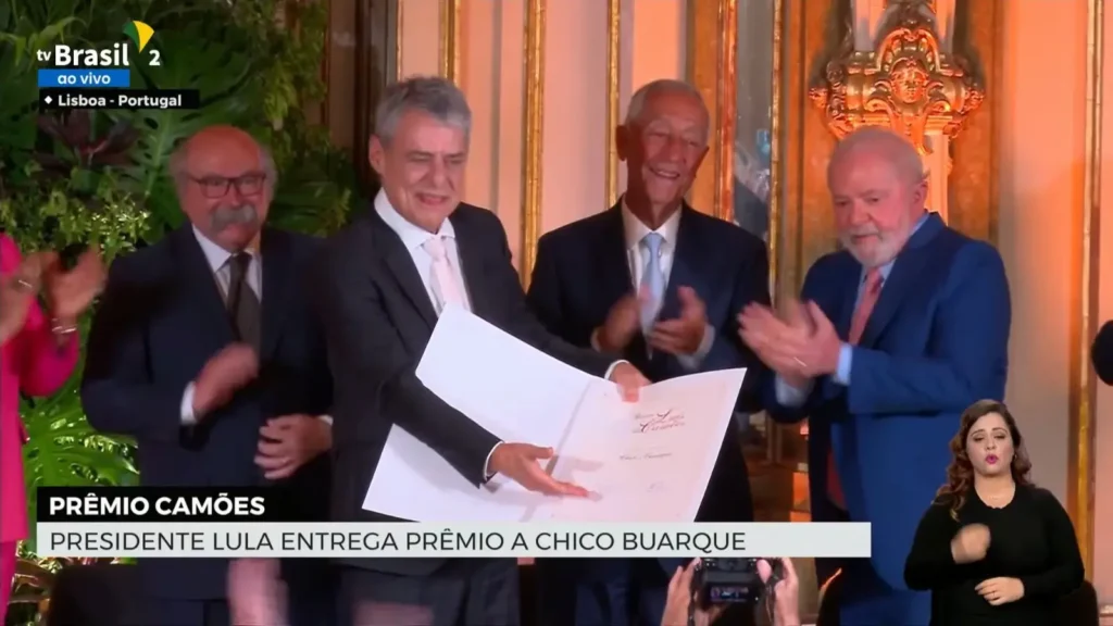 Chico Buarque recebe prêmio Camões das mãos de Lula e alfineta Bolsonaro