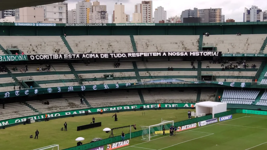 Torcida do Coritiba protesta em faixa no jogo contra o SPFC: “Respeitem a nossa história”
